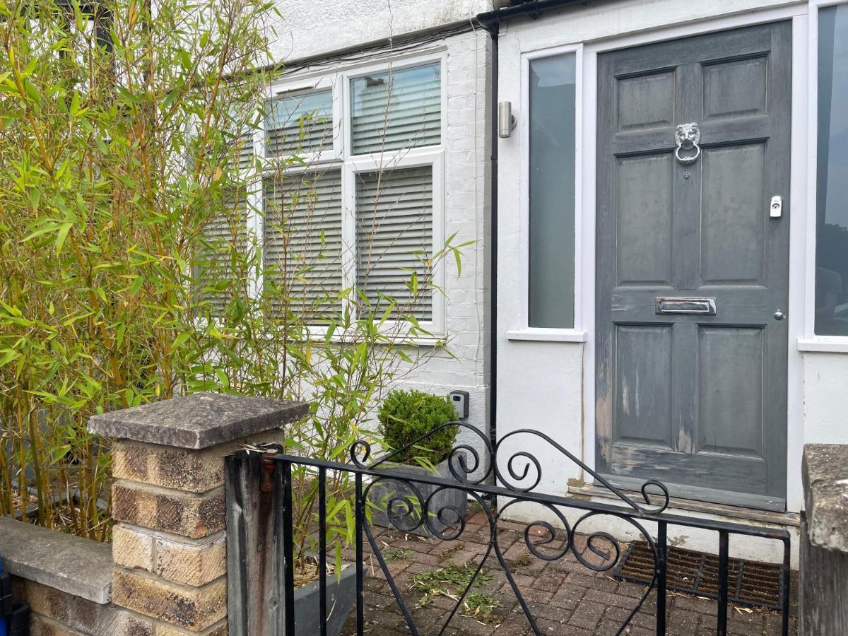 Hotel Entire House Floor Perfect For Couples & Freelancers - Available For Single Too London Exterior foto